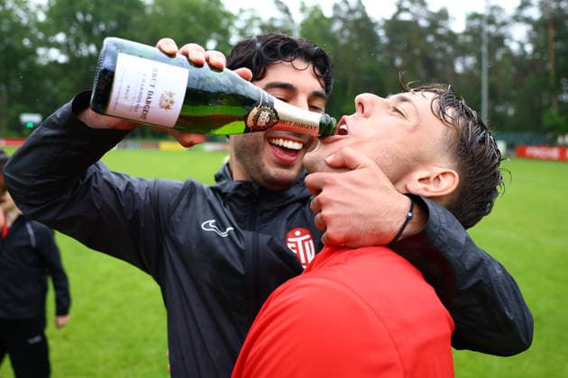 Cem Gürsoy Co coach, Eimsbütteler TV gives 18 Jonas Hinz Eimsbütteler TV something to drink Football I Men I Promotion round to Regionalliga Nord I Season 2025 2026 I 3 match I Eimsbütteler TV Blumenthaler SV I 07 06 2026 I A pitch Heeslingen