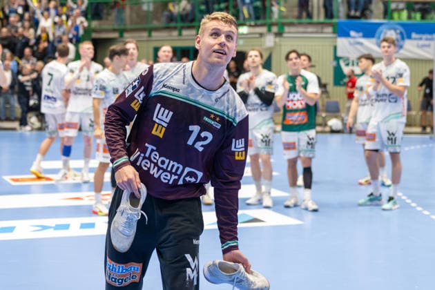 Kristian Saeveras (FRISCH AUF! Goeppingen, 12) verschenkt seine Schuhe an die Fans. Bergischer HC vs. Frisch Auf! Goeppingen, Handball, DAIKIN HBL, 34. Spieltag, Saison 2025 2026, 07.06.2026 Bergischer HC vs. Frisch Auf! Goeppingen, Handball, DAIKIN HBL, 34. Spieltag, Saison 2025 2026, 07.06.2026 Wuppertal *** Kristian Saeveras FRISCH AUF Goeppingen, 12 gives away his shoes to the fans Bergischer HC vs Frisch Auf Goeppingen, Handball, DAIKIN HBL, Matchday 34, Season 2025 2026, 07 06 2026 Bergischer HC vs Frisch Auf Goeppingen, Handball, DAIKIN HBL, Matchday 34, Season 2025 2026, 07 06 2026 Wuppertal Copyright: xEibner-Pressefoto ThomasxHaeslerx EP_THR