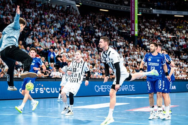 07 06 2026, xdobgx, Handball Daikin HBL, THW Kiel TBV Lemgo Lippe v l Constantin Möstl TBV Lemgo Lippe, 1 , Hendrik Pekeler Kiel, 61 throwing, in action, throwing Kiel