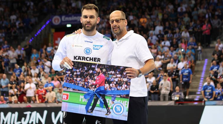 Stuttgart , Handball TVB Stuttgart VS HC Erlangen, farewell, from left Miljan Vujovic and Jürgen Schweikardt Managing Director TVB