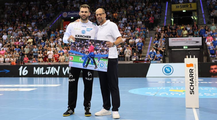 Stuttgart , Handball TVB Stuttgart VS HC Erlangen, farewell, from left Miljan Vujovic and Jürgen Schweikardt Managing Director TVB