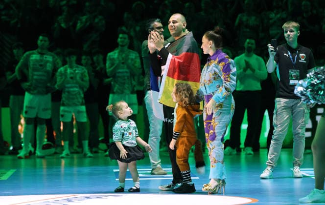 Goalkeeper Dejan Milosavljev bids farewell with his wife and children Sport Handball HBL Bundesliga Herren 34 Spieltag Saison 2025 2026 07 06 2026 Füchse Berlin vs SG Flensburg Handewitt