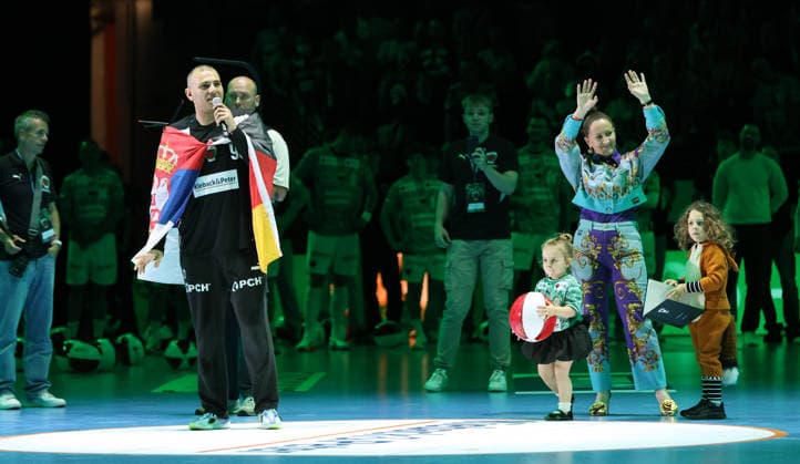 Goalkeeper Dejan Milosavljev bids farewell with his wife and children Sport Handball HBL Bundesliga Herren 34 Spieltag Saison 2025 2026 07 06 2026 Füchse Berlin vs SG Flensburg Handewitt