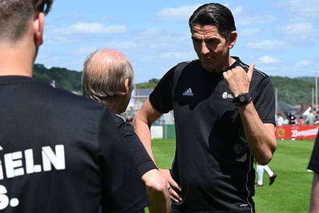 07 06 2026 Soccer season 2025 2026 Test match friendly match preparation match SV Gloria Weilersbach TSV Germania Kirchehrenbach LuPf xluxpfx Hans Rößlein Roesslein assistant and Deniz Aytekin referee in conversation from left