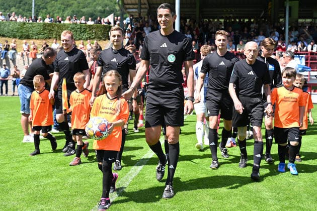 07 06 2026 Soccer season 2025 2026 Test match Friendly match Preparation match SV Gloria Weilersbach TSV Germania Kirchehrenbach LuPf xluxpfx Run-in with Deniz Aytekin Referee in the middle