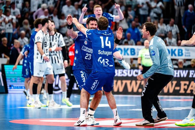07 06 2026, xdobgx, Handball Daikin HBL, THW Kiel TBV Lemgo Lippe v l Tim Suton TBV Lemgo Lippe, 23 , Bobby Schagen TBV Lemgo Lippe, 14 , Constantin Möstl TBV Lemgo Lippe, 1 Cheering about the victory, cheering after the end of the game Kiel