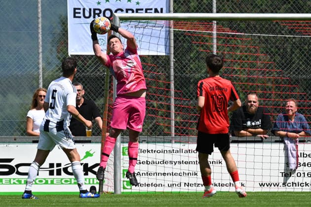 07 06 2026 Soccer season 2025 2026 Test match friendly match preparation match SV Gloria Weilersbach TSV Germania Kirchehrenbach LuPf xluxpfx Leon Hegele 1, TSV Kirchehrenbach holds ball