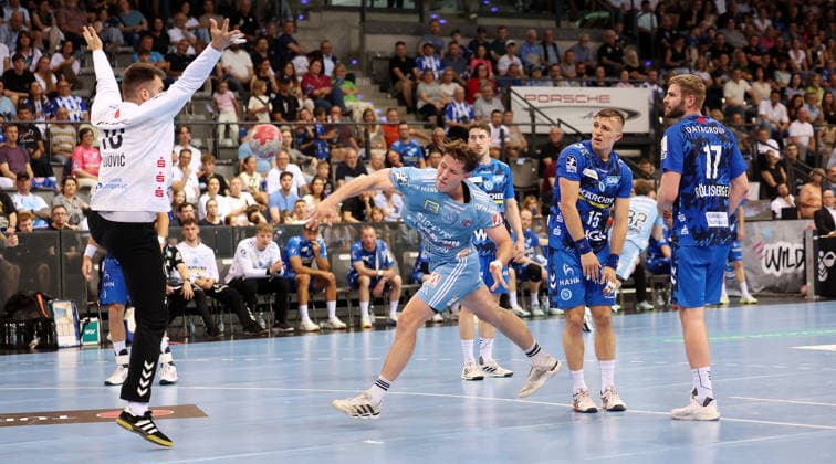 Stuttgart , Handball TVB Stuttgart VS HC Erlangen, f l Miljan Vujovic TVB , Florian Scheerer Erlangen