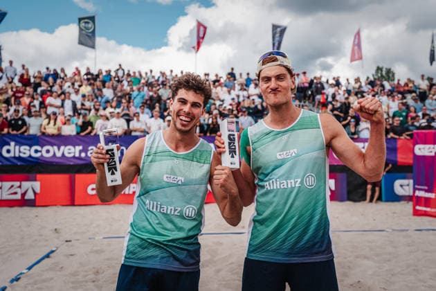 Beach volleyball men Allianz German Beach Tour 2026 Tourstop Berlin 07 06 2026 v l Lui Wüst and Max Just win the tournament in Berlin and celebrate with the trophies Berlin Funkhaus Beach Berlin Germany