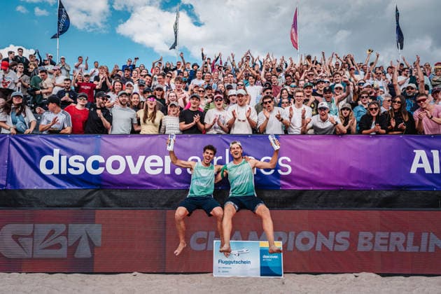 Beach volleyball men Allianz German Beach Tour 2026 Tourstop Berlin 07 06 2026 v l Lui Wüst and Max Just win the tournament in Berlin and celebrate with the trophies Berlin Funkhaus Beach Berlin Germany