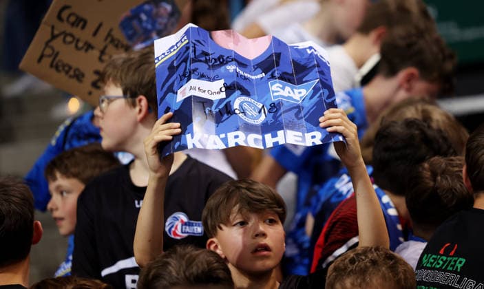Stuttgart , Handball TVB Stuttgart VS HC Erlangen, Feature, a fan holds up a signed clapping cardboard