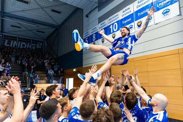 07 06 2026, GER, Handball, Men, Season 25 26, Daikin 1 Bl, 34 Matchday, ThSV Eisenach HSV Hamburg Handball Sport Verein Hamburg Alexander Saul ThSV Eisenach,95 is celebrated by his team 99817 Eisenach Werner Assmann Halle Am Sportp Thueringen Germany