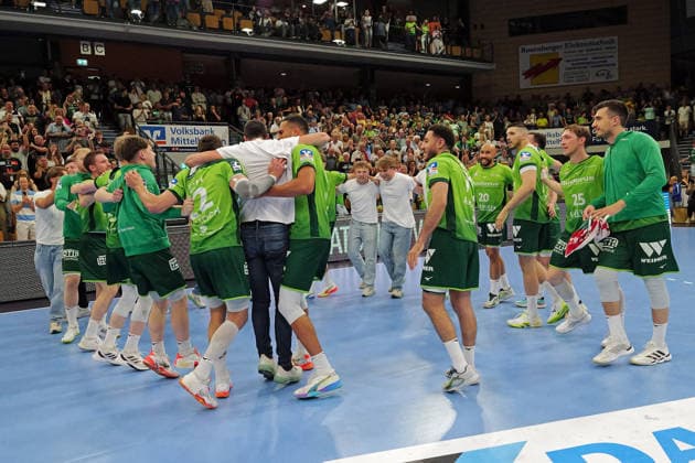 07 06 2026, xovx, Handball Daikin Handball Bundesliga, HSG Wetzlar SC Magedeburg Jubilation and relief among the players of HSG Wetzlar after the relegation in the Handball Bundesliga despite the 30 31 defeat against SC Magdeburg, Wetzlar Buderus Arena Hessen Germany EN