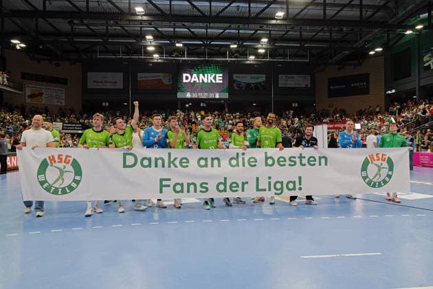 07 06 2026, xovx, Handball Daikin Handball Bundesliga, HSG Wetzlar SC Magedeburg Jubilation and relief among the players of HSG Wetzlar after the relegation in the Handball Bundesliga despite the 30 31 defeat against SC Magdeburg, Wetzlar Buderus Arena Hessen Germany EN