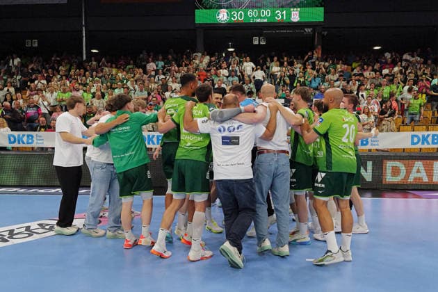 07 06 2026, xovx, Handball Daikin Handball Bundesliga, HSG Wetzlar SC Magedeburg Jubilation and relief among the players of HSG Wetzlar after the relegation in the Handball Bundesliga despite the 30 31 defeat against SC Magdeburg, Wetzlar Buderus Arena Hessen Germany EN