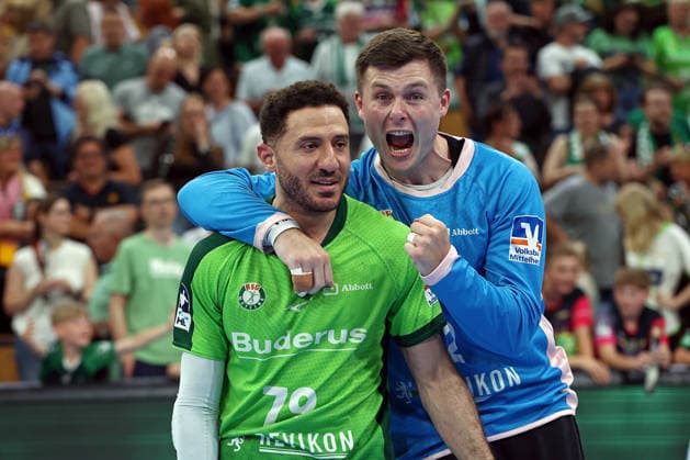 07 06 2026, xovx, Handball Daikin Handball Bundesliga, HSG Wetzlar SC Magedeburg Jubilation and relief among the players of HSG Wetzlar after the relegation in the Handball Bundesliga despite the 30 31 defeat against SC Magdeburg, f l Ahmet Nafea HSG Wetzlar , Anadin Suljakovic HSG Wetzlar Wetzlar Buderus Arena Hessen Germany EN