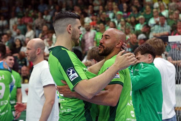 07 06 2026, xovx, Handball Daikin Handball Bundesliga, HSG Wetzlar SC Magedeburg Jubilation and relief among the players of HSG Wetzlar after the relegation in the Handball Bundesliga despite the 30 31 defeat against SC Magdeburg, f l Stefan Cavor HSG Wetzlar , Cyrill Akakpo HSG Wetzlar Wetzlar Buderus Arena Hessen Germany EN
