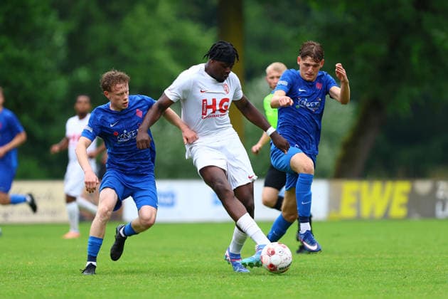 27 Max Mbodje Eimsbütteler TV , 28 Melvin Möller Blumenthaler SV and 25 Luis Seidel Blumenthaler SV Soccer I Men I Promotion round to Regionalliga Nord I Season 2025 2026 I 3 Match I Eimsbütteler TV Blumenthaler SV I 07 06 2026 I A pitch Heeslingen