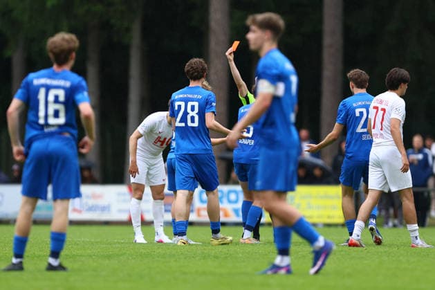 15 Dennis Brendow Blumenthaler SV sees red card from referee Luca Sambill Soccer I Men I Promotion round to Regionalliga Nord I Season 2025 2026 I 3 Match I Eimsbütteler TV Blumenthaler SV I 07 06 2026 I A pitch Heeslingen