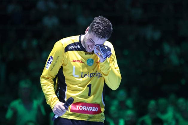 Handball DAIKIN HBL, SC DHfK Leipzig - GWD Minden; 07.06.2026 Torwart Domenico Ebner (1, SC DHfK Leipzig) muss sich bei seinem emotionalen Abschied die Tränen aus den Augen ewischen. Handball, DAIKIN HBL, 1. Bundesliga, Saison 2025 2026, 34. Spieltag: SC DHfK Leipzig vs. GWD Minden am 07.06.2026 in der Quarterback Immobilien Arena Leipzig. *** Handball DAIKIN HBL, SC DHfK Leipzig GWD Minden 07 06 2026 Goalkeeper Domenico Ebner 1, SC DHfK Leipzig has to wipe the tears from his eyes during his emotional farewell Handball, DAIKIN HBL, 1 Bundesliga, Season 2025 2026, 34 Matchday SC DHfK Leipzig vs GWD Minden on 07 06 2026 at Quarterback Immobilien Arena Leipzig Copyright: xBEAUTIFULxSPORTS JanxKaeferx