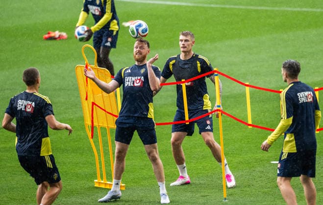 260607 goalkeeper Viktor Johansson and Eric Smith of the Swedish national football team at a training session during day 4 of the FIFA World Cup 2026 on June 7, 2026 in Dallas Photo Petter Arvidson BILDBYRAN kod PA PA1221 fotboll football soccer fotball vm fotbolls vm fotball vm fotbolls vm 2026 fifa world cup 2026 träning practice training sverige sweden sverige a day 4 bbeng  Copyright: PETTERxARVIDSON BB260607PA101