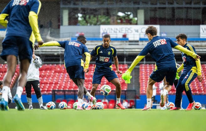 260607 Ken Sema and Isak Hien of the Swedish national football team at a training session during day 4 of the FIFA World Cup 2026 on June 7, 2026 in Dallas Photo Petter Arvidson BILDBYRAN kod PA PA1221 fotboll football soccer fotball vm fotbolls vm fotball vm fotbolls vm 2026 fifa world cup 2026 träning practice training sverige sweden sverige a day 4 bbeng  Copyright: PETTERxARVIDSON BB260607PA110