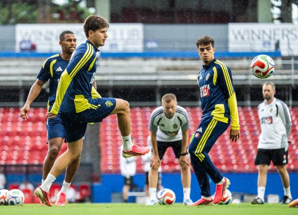 260607 Isak Hien, Besfort Zeneli and Yasin Ayari of the Swedish national football team at a training session during day 4 of the FIFA World Cup 2026 on June 7, 2026 in Dallas Photo Petter Arvidson BILDBYRAN kod PA PA1221 fotboll football soccer fotball vm fotbolls vm fotball vm fotbolls vm 2026 fifa world cup 2026 träning practice training sverige sweden sverige a day 4 bbeng  Copyright: PETTERxARVIDSON BB260607PA111