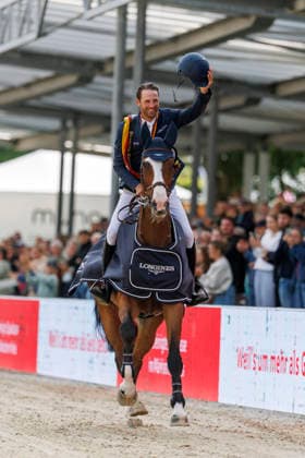 BALVE - LONGINES Balve Optimum 2026, BALVE - LONGINES Balve Optimum 2026 KUKUK Christian (GER), Akarad Tivoli Z Meisterehrung Meisterbad Sektdusche LONGINES OPTIMUM PREIS Springprüfung Kl.S**** mit 2 Umläufen (1.55 m) - 2. Umlauf Finalwertung Deutsche Meisterschaften Springreiten 2026 Balve, Reitanlage Schloss Wocklum 07. June 2026 - *** BALVE LONGINES Balve Optimum 2026, BALVE LONGINES Balve Optimum 2026 KUKUK Christian GER , Akarad Tivoli Z Champions ceremony Champions bath Champagne shower LONGINES OPTIMUM PRIZE Jumping competition class S with 2 rounds 1 55 m 2 rounds Final classification German Championships Show Jumping 2026 Balve, riding facility Schloss Wocklum 07 June 2026