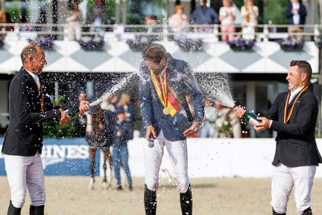 BALVE - LONGINES Balve Optimum 2026, BALVE - LONGINES Balve Optimum 2026 KUKUK Christian (GER), KUTSCHER Marco (GER), LILL Maximilian (GER) Meisterehrung Meisterbad Sektdusche LONGINES OPTIMUM PREIS Springprüfung Kl.S**** mit 2 Umläufen (1.55 m) - 2. Umlauf Finalwertung Deutsche Meisterschaften Springreiten 2026 Balve, Reitanlage Schloss Wocklum 07. June 2026 - *** BALVE LONGINES Balve Optimum 2026, BALVE LONGINES Balve Optimum 2026 KUKUK Christian GER , KUTSCHER Marco GER , LILL Maximilian GER Champion award ceremony Champion bath Champagne shower LONGINES OPTIMUM PRIZE Jumping competition class S with 2 rounds 1 55 m 2 round Final classification German Championships Show Jumping 2026 Balve, Equestrian Center Schloss Wocklum 07 June 2026