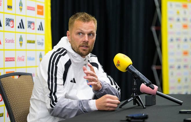 260607 Assistant coach Sebastian Larsson of the Swedish men s national football team in the mixed zone after a training session during day 4 of the FIFA World Cup 2026 on June 7, 2026 in Dallas Photo Petter Arvidson BILDBYRAN kod PA PA1222 fotboll football soccer fotball vm fotbolls vm fotball vm fotbolls vm 2026 fifa world cup 2026 mixed zone sverige sweden sverige a day 4 bbeng  Copyright: PETTERxARVIDSON BB260607PA130