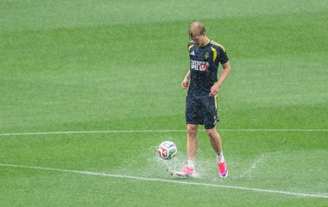 260607 Lucas Bergvall of the Swedish national football team at a training session during day 4 of the FIFA World Cup 2026 on June 7, 2026 in Dallas Photo Petter Arvidson BILDBYRAN kod PA PA1221 fotboll football soccer fotball vm fotbolls vm fotball vm fotbolls vm 2026 fifa world cup 2026 träning practice training sverige sweden sverige a day 4 bbeng  Copyright: PETTERxARVIDSON BB260607PA143