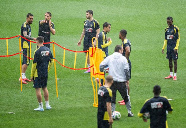 260607 Players of the Swedish national football team in the rain at a training session during day 4 of the FIFA World Cup 2026 on June 7, 2026 in Dallas Photo Petter Arvidson BILDBYRAN kod PA PA1221 fotboll football soccer fotball vm fotbolls vm fotball vm fotbolls vm 2026 fifa world cup 2026 träning practice training sverige sweden sverige a day 4 bbeng  Copyright: PETTERxARVIDSON BB260607PA141