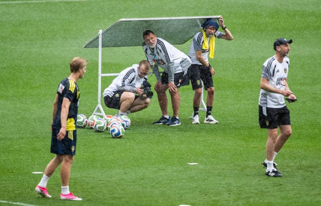 260607 Staff hide from the rain at a training session with the Swedish national football team during day 4 of the FIFA World Cup 2026 on June 7, 2026 in Dallas Photo Petter Arvidson BILDBYRAN kod PA PA1221 fotboll football soccer fotball vm fotbolls vm fotball vm fotbolls vm 2026 fifa world cup 2026 träning practice training sverige sweden sverige a day 4 bbeng  Copyright: PETTERxARVIDSON BB260607PA145