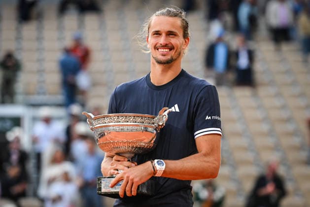 June 7, 2026, Paris, France, France: Alexander ZVEREV of Germany celebrates his victory with the trophy during the fifteenth day of the Roland-Garros 2026, French Open 2026, Grand Slam tennis tournament at Roland-Garros Stadium on June 07, 2026 in Paris, France. Paris France - ZUMAm308 20260607_zsp_m308_041 Copyright: xMatthieuxMirvillex