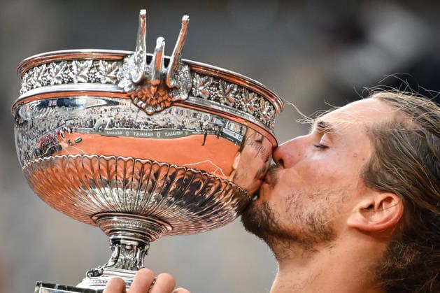 June 7, 2026, Paris, France, France: Alexander ZVEREV of Germany celebrates his victory with the trophy during the fifteenth day of the Roland-Garros 2026, French Open 2026, Grand Slam tennis tournament at Roland-Garros Stadium on June 07, 2026 in Paris, France. Roland Garros 2026 - Day 15  - ZUMAm308 20260607_zsp_m308_038 Copyright: xMatthieuxMirvillex