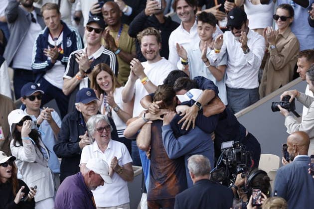 La famille et le staff de Zverev - Alexander Zverev remporte les Internationaux de France de Tennis de Roland Garros 2026 face à Flavio Cobolli (6-1, 4-6, 6-4, 6-7, 6-1) à Paris le 6 juin 2026. Jacovides-Moreau Bestimage Alexander Zverev wins the 2026 French Open at Roland Garros against Flavio Cobolli (6-1, 4-6, 6-4, 6-7, 6-1) in Paris on June 6, 2026. PARIS France  Copyright: xJACOVIDES-MOREAUx xBESTIMAGExJACOVIDES-MOREAUx xBESTIMAGEx