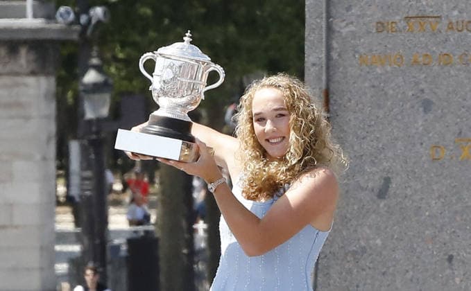 Mirra Andreeva- Mirra Andreeva presente son trophée a la Tribune Concorde lors de sa victoire a Roland Garros 2026 Paris le 07 06 2026 Marc Ausset-Lacroix Bestimage presents his trophy in the Concorde Stand after his victory at Roland Garros 2026 Paris, June 7, 2026 Paris France  Copyright: xMarcxAussetxLacroixx xBestimagexMarcxAussetxLacroixx xBestimagex