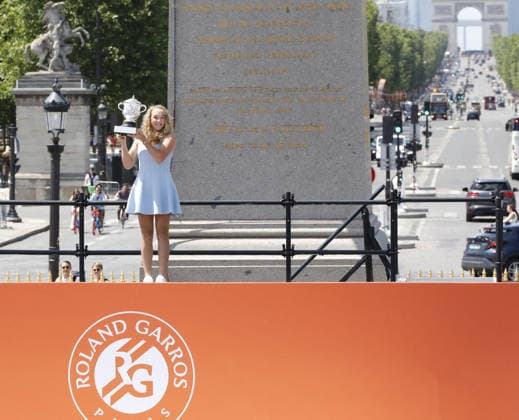 Mirra Andreeva- Mirra Andreeva presente son trophée a la Tribune Concorde lors de sa victoire a Roland Garros 2026 Paris le 07 06 2026 Marc Ausset-Lacroix Bestimage presents his trophy in the Concorde Stand after his victory at Roland Garros 2026 Paris, June 7, 2026 Paris France  Copyright: xMarcxAusset-Lacroix BestimagexMarcxAusset-Lacroix Bestimagex