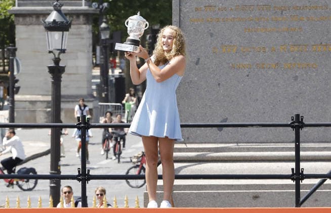 Mirra Andreeva- Mirra Andreeva presente son trophée a la Tribune Concorde lors de sa victoire a Roland Garros 2026 Paris le 07 06 2026 Marc Ausset-Lacroix Bestimage presents his trophy in the Concorde Stand after his victory at Roland Garros 2026 Paris, June 7, 2026 Paris France  Copyright: xMarcxAusset-Lacroix BestimagexMarcxAusset-Lacroix Bestimagex