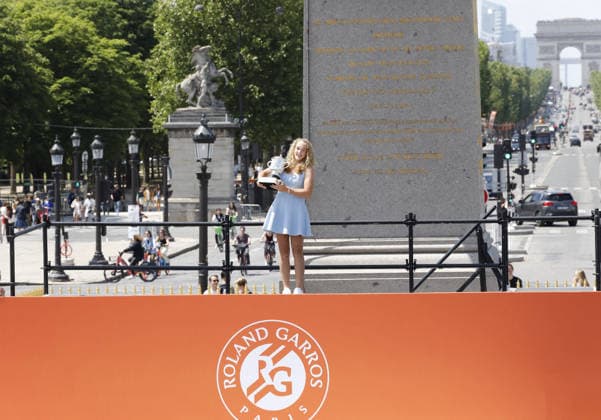 Mirra Andreeva- Mirra Andreeva presente son trophée a la Tribune Concorde lors de sa victoire a Roland Garros 2026 Paris le 07 06 2026 Marc Ausset-Lacroix Bestimage presents his trophy in the Concorde Stand after his victory at Roland Garros 2026 Paris, June 7, 2026 Paris France  Copyright: xMarcxAusset-Lacroix BestimagexMarcxAusset-Lacroix Bestimagex