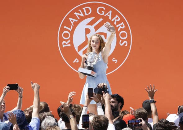Mirra Andreeva- Mirra Andreeva presente son trophée a la Tribune Concorde lors de sa victoire a Roland Garros 2026 Paris le 07 06 2026 Marc Ausset-Lacroix Bestimage presents his trophy in the Concorde Stand after his victory at Roland Garros 2026 Paris, June 7, 2026 Paris France  Copyright: xMarcxAusset-Lacroix BestimagexMarcxAusset-Lacroix Bestimagex