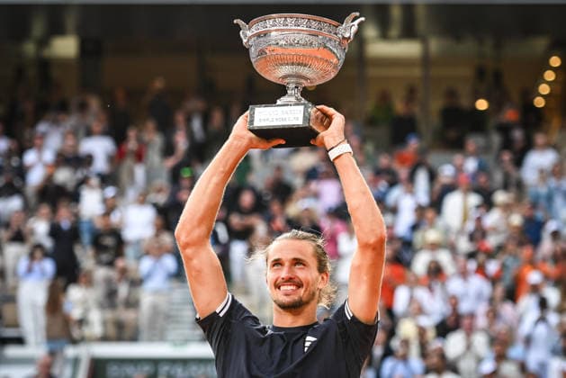 June 7, 2026, Paris, France, France: Alexander ZVEREV of Germany celebrates his victory with the trophy during the fifteenth day of the Roland-Garros 2026, French Open 2026, Grand Slam tennis tournament at Roland-Garros Stadium on June 07, 2026 in Paris, France. Paris France - ZUMAm308 20260607_zsp_m308_042 Copyright: xMatthieuxMirvillex