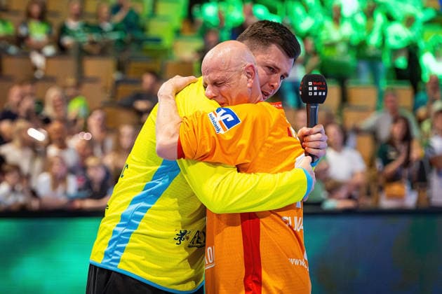 07.06.2026, xovx, Handball Daikin Handball-Bundesliga, HSG Wetzlar - SC Magedeburg Anadin Suljakovic (HSG Wetzlar) verabschiedet sich nach der Saison tränenreich von Mitspielern und Fans der HSG Wetzlar. V.l. Anadin Suljakovic (HSG Wetzlar), Betreuer Stefan Rühl (HSG Wetzlar) Wetzlar Buderus Arena Hessen Deutschland (DE) *** 07 06 2026, xovx, Handball Daikin Handball Bundesliga, HSG Wetzlar SC Magedeburg Anadin Suljakovic HSG Wetzlar says a tearful farewell to HSG Wetzlar players and fans after the season V l Anadin Suljakovic HSG Wetzlar , Supervisor Stefan Rühl HSG Wetzlar Wetzlar Buderus Arena Hessen Germany EN