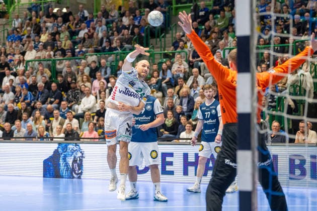 Marcel Schiller (FRISCH AUF! Goeppingen, 24) wirft gegen Lukas Diedrich (Bergischer HC 06, 16). Bergischer HC vs. Frisch Auf! Goeppingen, Handball, DAIKIN HBL, 34. Spieltag, Saison 2025 2026, 07.06.2026 Bergischer HC vs. Frisch Auf! Goeppingen, Handball, DAIKIN HBL, 34. Spieltag, Saison 2025 2026, 07.06.2026 Wuppertal *** Marcel Schiller FRISCH AUF Goeppingen, 24 throws against Lukas Diedrich Bergischer HC 06, 16 Bergischer HC vs Frisch Auf Goeppingen, Handball, DAIKIN HBL, Matchday 34, Season 2025 2026, 07 06 2026 Bergischer HC vs Frisch Auf Goeppingen, Handball, DAIKIN HBL, Matchday 34, Season 2025 2026, 07 06 2026 Wuppertal Copyright: xEibner-Pressefoto ThomasxHaeslerx EP_THR