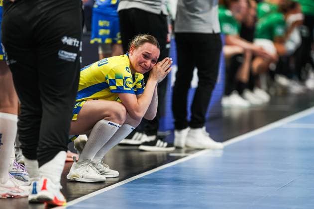 Handball EHF Final Four, finale : Metz Handball - Gyori ETO KC PHOTOPQR LE REPUBLICAIN LORRAIN Hugo AZMANI ; Budapest ; 07 06 2026 ; Handball EHF Final Four, finale : Metz Handball - Gyori ETO KC; les Dragonnes célèbrent leur titre de championnes d Europe; Léna Grandveau en larme juste avant le coup de sifflet final Handball Champions League final match between Gyori Audi ETO KC and Metz Handball in Budapest on June 7, 2026. Budapest France  Copyright: xPHOTOPQR LExREPUBLICAINxLORRAIN xHugoxAZMANIx 20260607RBL3485 20260607RBL3485