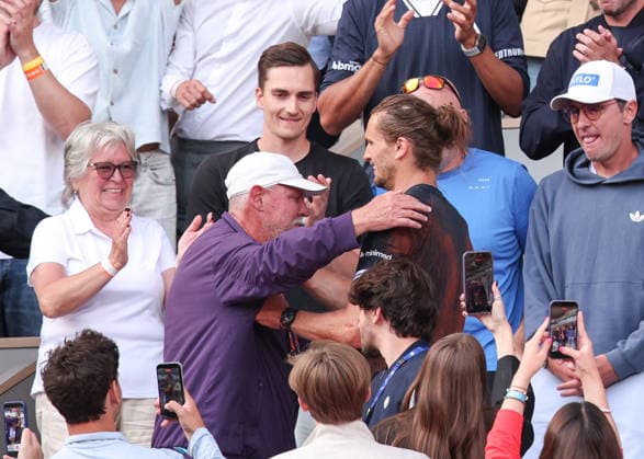 Alexander Zverev GER is in the players box with his team, hugging his father,Men s Singles, Men s Singles, Final, Final Tennis French Open 2026 Roland Garros Paris France 7 June 2026 Copyright: xJuergenxHasenkopfx