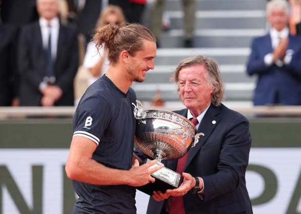 Tennis legend Adriano Panatta ITA presents Zverev GER with the trophy, trophy, award ceremony, Presentation Tennis French Open 2026 Roland Garros Paris France 7 June 2026 Copyright: xJuergenxHasenkopfx
