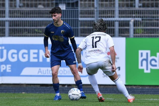 Soccer Oberliga Niederrhein 34 Matchday ETB Schwarz Weiß Essen TSV Meerbusch on 07 06 2026 at the Uhlenkrugstadion in Essen David Alves Oliveira Meerbusch , back Elefterios Theocharis ETB SW Essen , front xRx