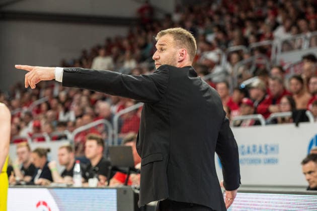 Bamberg, Deutschland 06. Juni 2026: 1. BBL Playoff Halbfinale - 2025 2026 - Sp. 4 - Bamberg Baskets gegen Alba Berlin Im Bild: Trainer Anton Gavel (Bamberg) gestikuliert an der Seitenlinie des Spielfeldes Brose Arena Bayern *** Bamberg, Germany 06 June 2026 1 BBL playoff semi-final 2025 2026 Sp 4 Bamberg Baskets vs Alba Berlin In the picture coach Anton Gavel Bamberg gesticulates on the sidelines of the pitch Brose Arena Bayern Copyright: xFotostandx xSchmittx