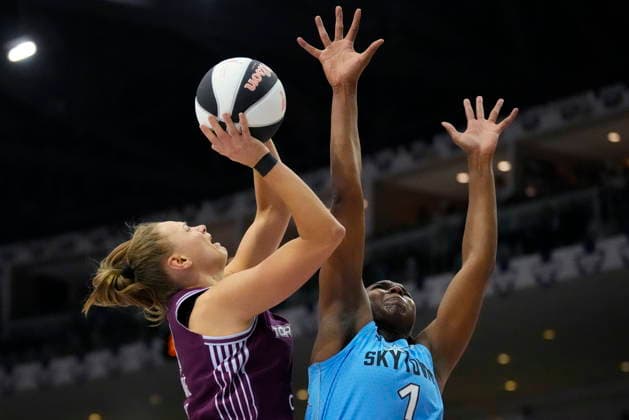 June 7, 2026, Toronto, On, CANADA: Toronto Raptors forward Jonathan Mogbo, left, is fouled by Chicago Sky center-forward Elizabeth Williams (1) during first half WNBA, Basketball Damen, USA action in Toronto, Sunday, June 7, 2026. Canada News - June 7, 2026  - ZUMAc35_ 20260607_zaf_c35_017 Copyright: xFrankxGunnx